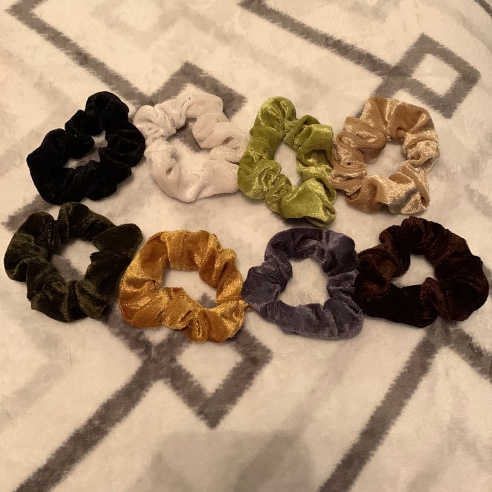 🟣EUC 8pc scrunchies